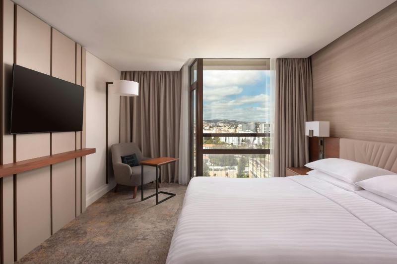 Lisbon Marriott Hotel - image 12