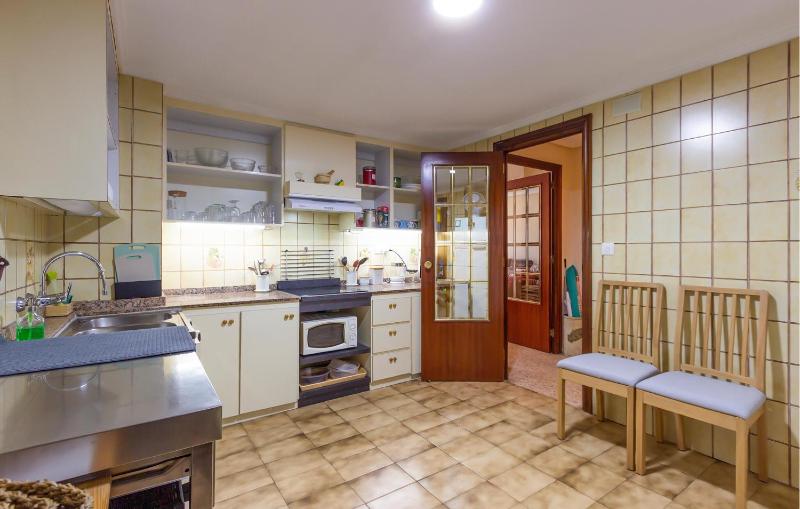 3 Bedroom Lovely Apartment In Santa Pola - image 2