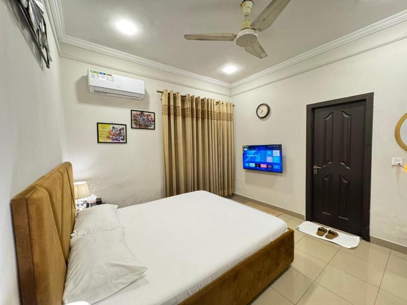 Cozy & Peaceful Rooms Near Lyallpur Galleria - image 5