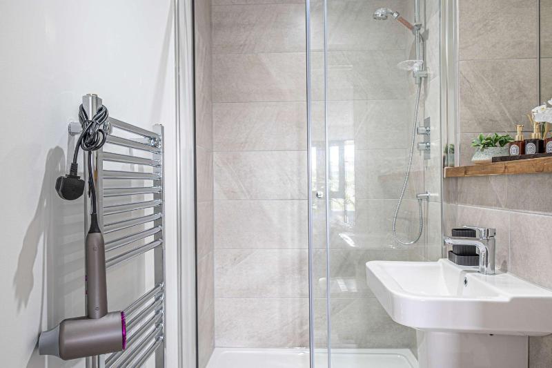 LUX 2Bed 2Bath Apartment with Terrace City Center - image 9