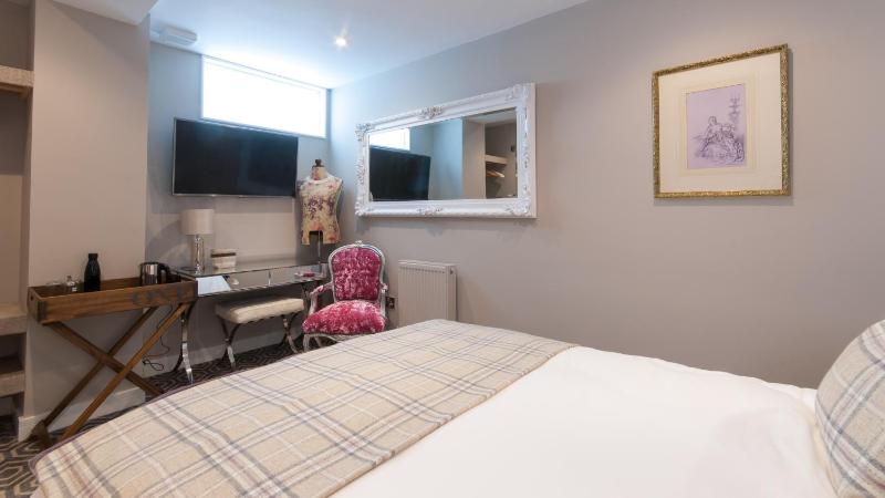 Economy Double Room image 4