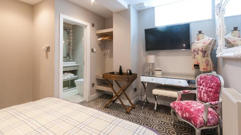Economy Double Room image 3
