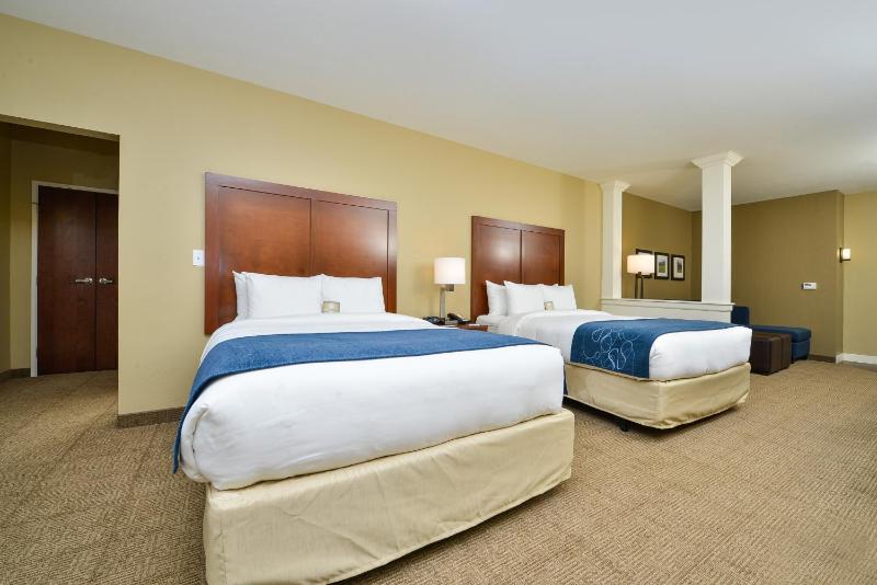 Queen Suite with Two Queen Beds image 2