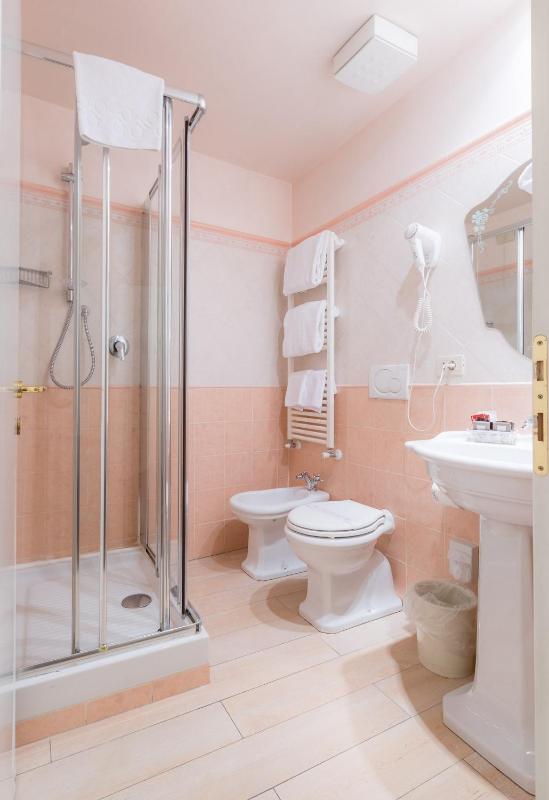 Standard Double Room image 3