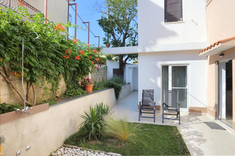 Apartments by the sea Podstrana Split - 9714 - image 24