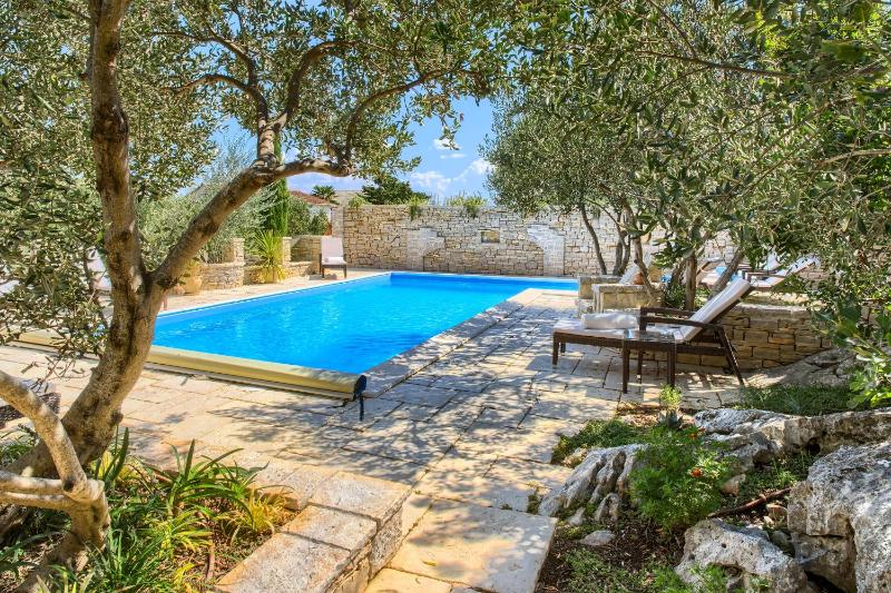 Family-friendly apartments with swimming pool Murter - 16655 - image 38