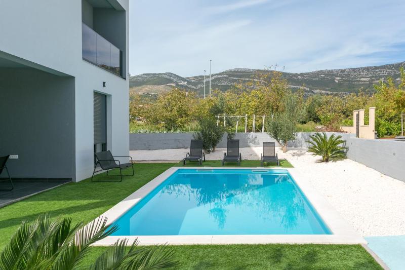 Family friendly house with a swimming pool Kastel Stafilic Kastela - 23486 - image 31