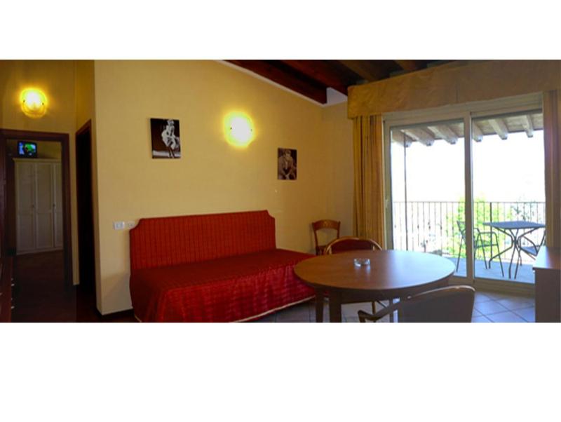 Large Family Room (2 Adults + 1 Child) image 2
