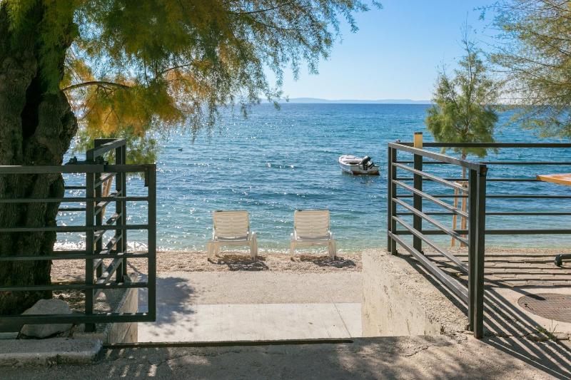 Family friendly seaside apartments Podstrana Split - 13725 - image 7