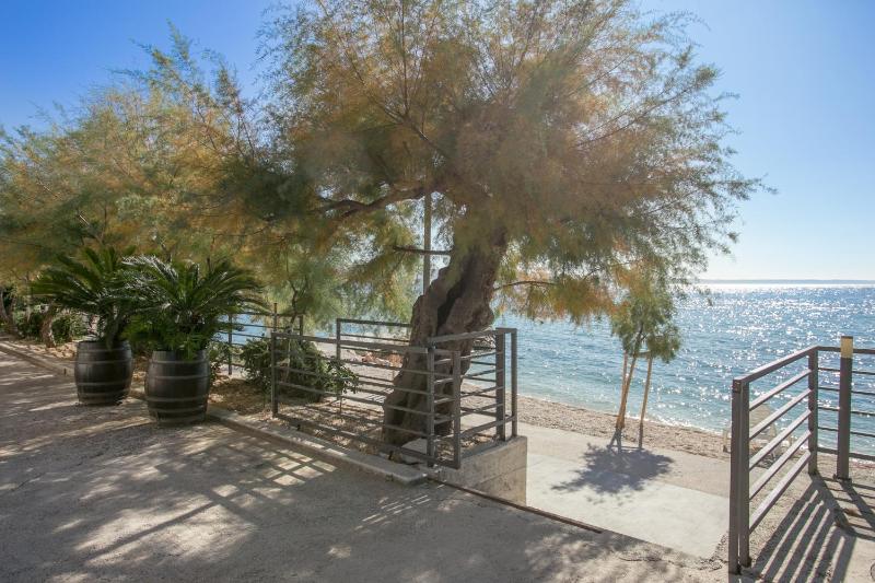 Family friendly seaside apartments Podstrana Split - 13725 - image 28