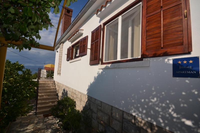 Apartments by the sea Splitska Brac - 11339 - image 19