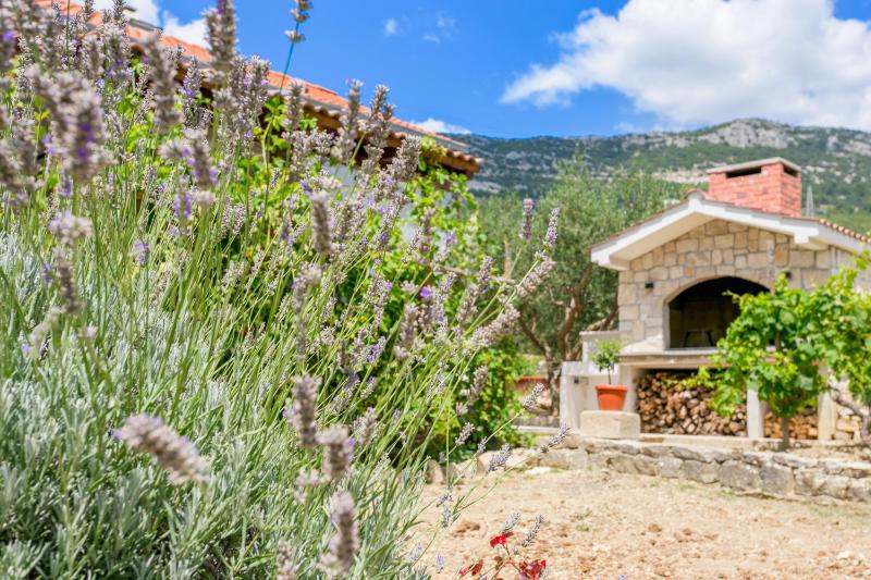 Secluded holiday house Kastel Stari - Kastela - 23384 - image 8