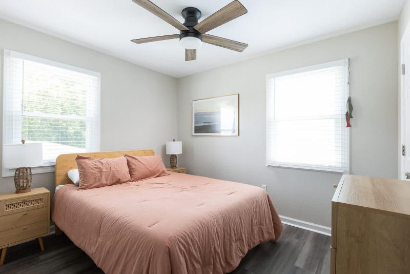 Newly Updated Cottage in the Heart of KDH - image 11