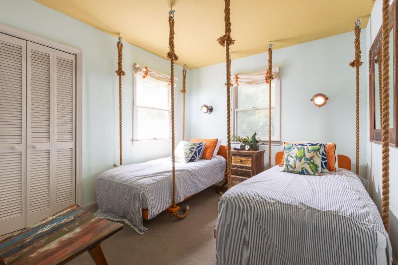 Secluded Oceanside Retreat Short Walk to Beach - image 25