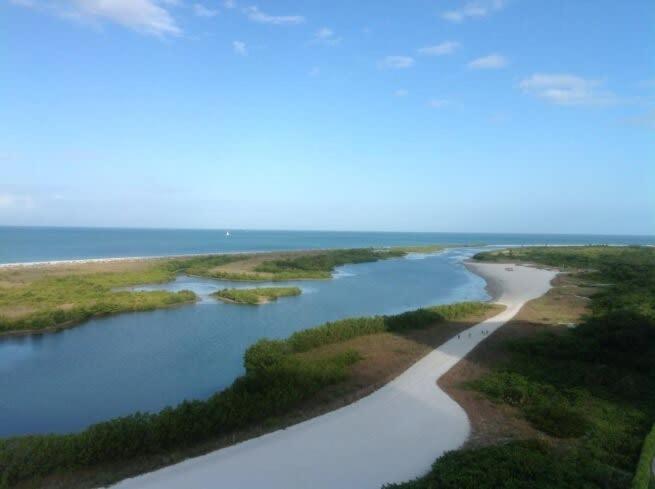 Beachfront apartment with stunning views & wraparound balcony - image 18