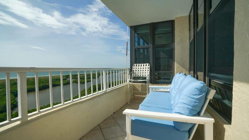 Beachfront apartment with stunning views & wraparound balcony - image 23