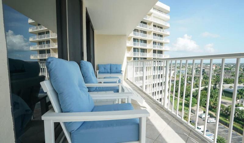 Beachfront apartment with stunning views & wraparound balcony - image 46