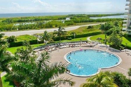Beachfront apartment with stunning views & wraparound balcony - image 8