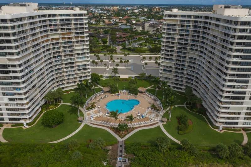 Beachfront apartment with stunning views & wraparound balcony - image 24