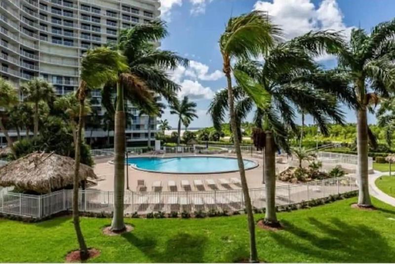 Beachfront apartment with stunning views & wraparound balcony - image 20
