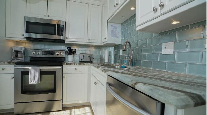 Beachfront apartment with stunning views & wraparound balcony - image 14