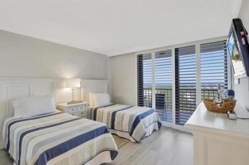 Beachfront apartment with stunning views and amazing year round sunsets 1010 - image 5