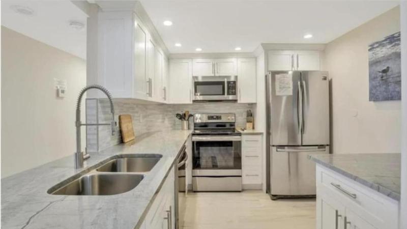 Beachfront apartment with stunning views and amazing year round sunsets 1010 - image 10