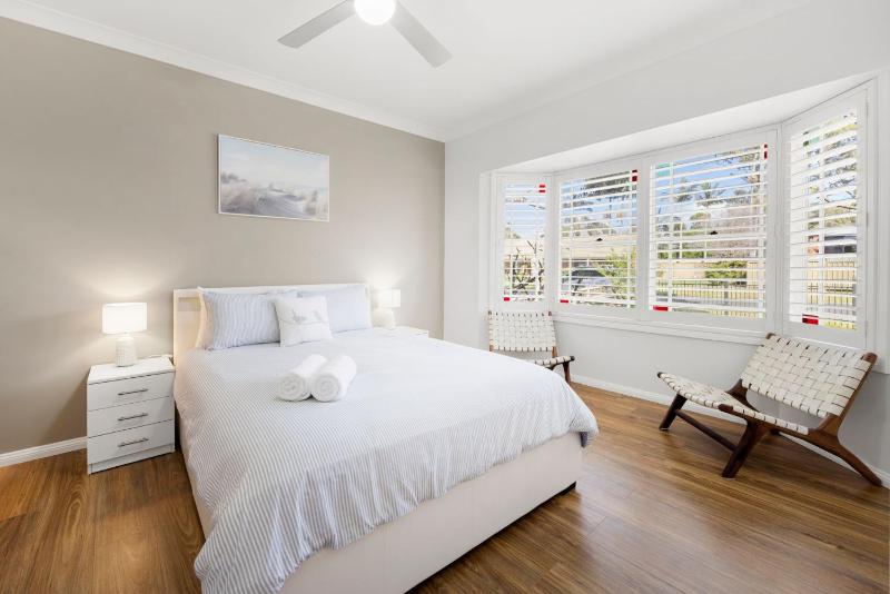 Dolphin Cove - Pet Friendly with Fireplace - image 10