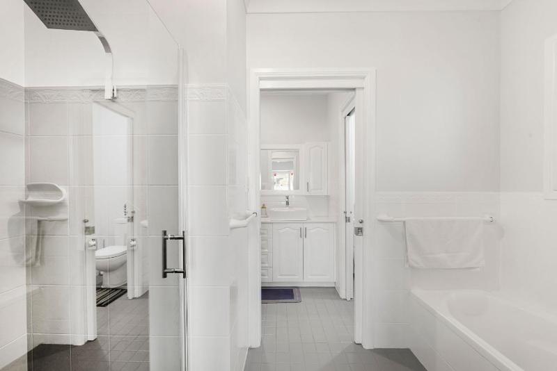 Dolphin Cove - Pet Friendly with Fireplace - image 13