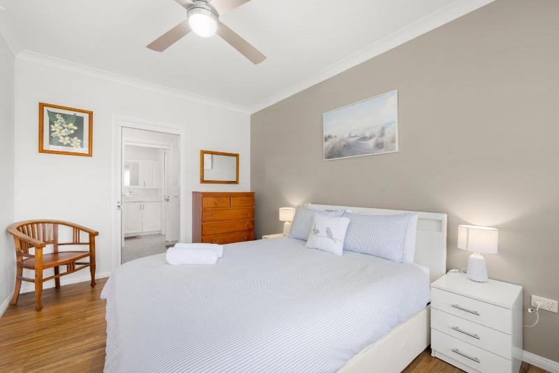 Dolphin Cove - Pet Friendly with Fireplace - image 9