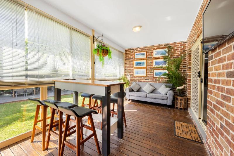 Dolphin Cove - Pet Friendly with Fireplace - image 11