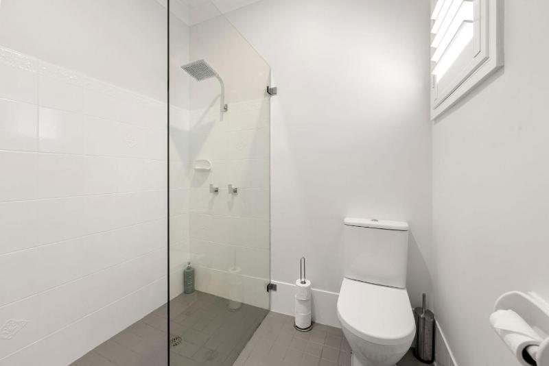 Dolphin Cove - Pet Friendly with Fireplace - image 3