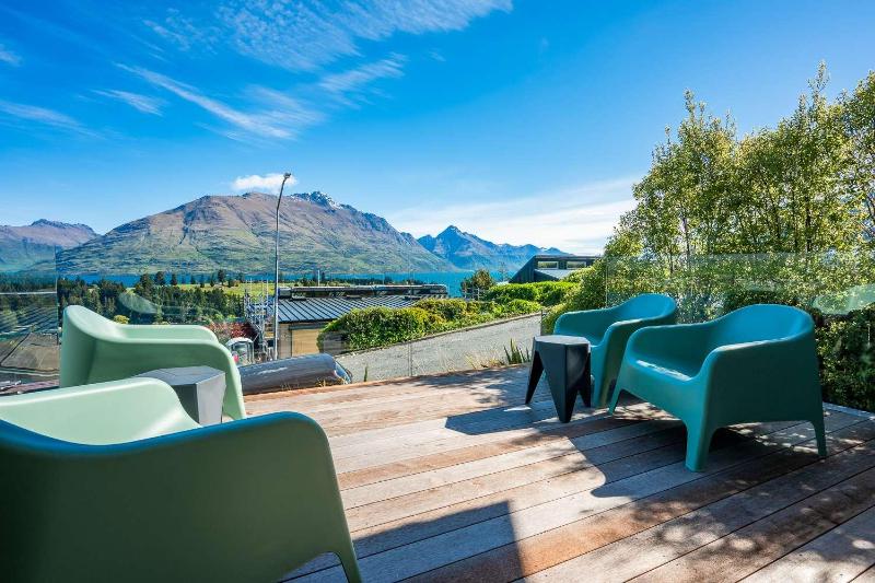 Tonic Lodge- Hot Tub- BBQ- Free Parking- AC - image 14