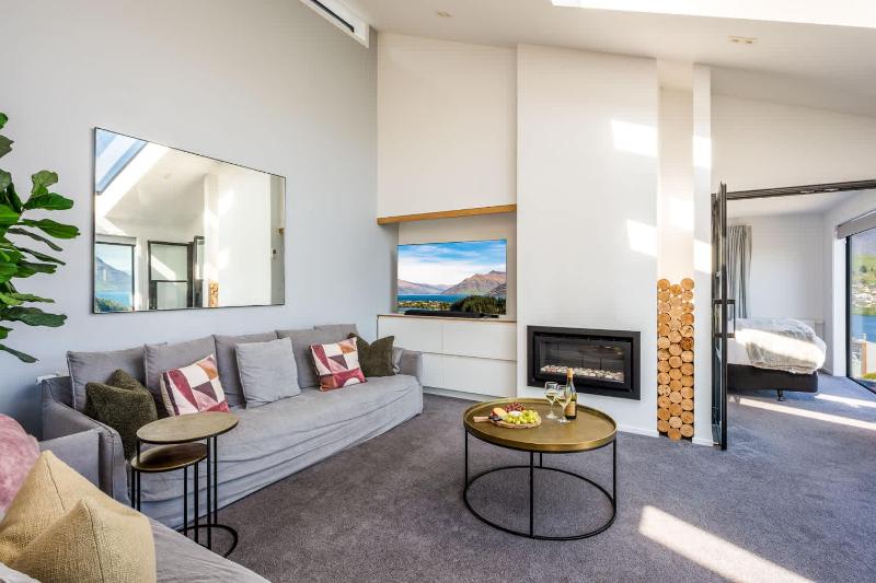 Tonic Lodge- Hot Tub- BBQ- Free Parking- AC - image 4