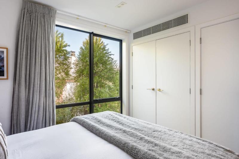 Tonic Lodge- Hot Tub- BBQ- Free Parking- AC - image 3