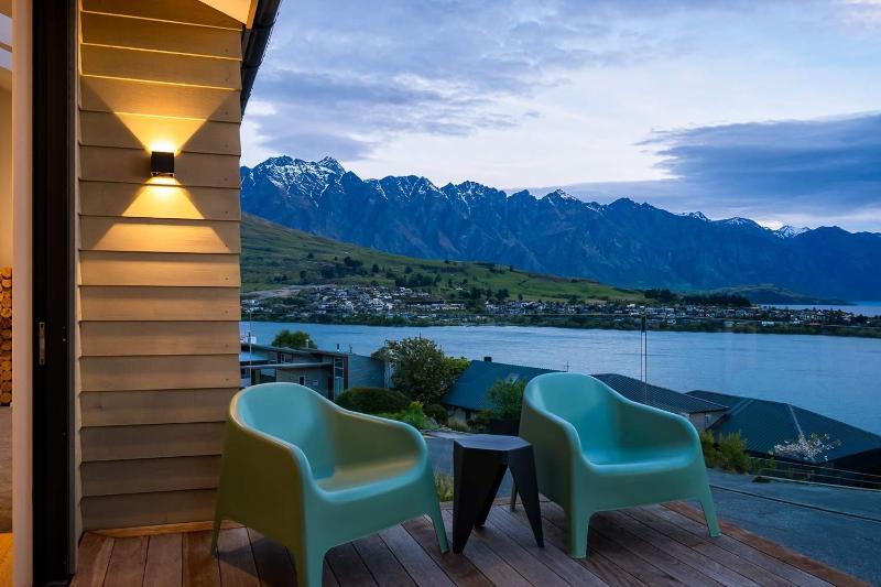 Tonic Lodge- Hot Tub- BBQ- Free Parking- AC - image 11