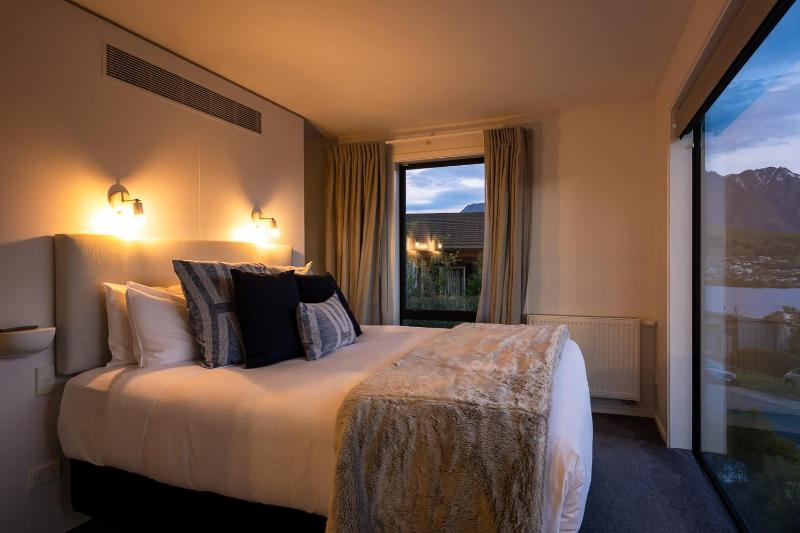Tonic Lodge- Hot Tub- BBQ- Free Parking- AC - image 25