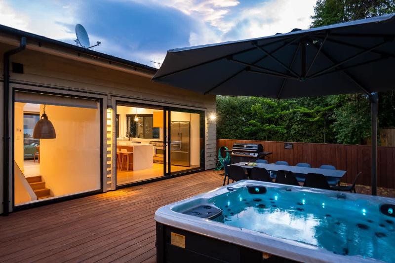 Tonic Lodge- Hot Tub- BBQ- Free Parking- AC - image 6