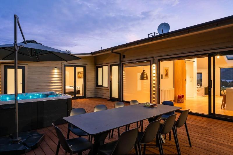 Tonic Lodge- Hot Tub- BBQ- Free Parking- AC - image 49