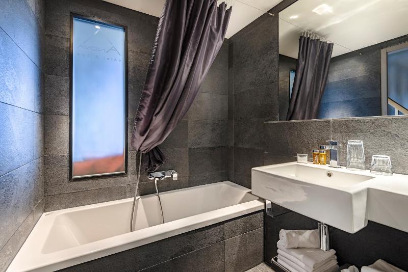 Double Room with Balcony image 2