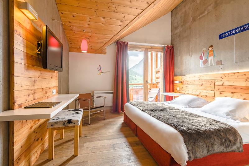Double Room with Balcony image 3