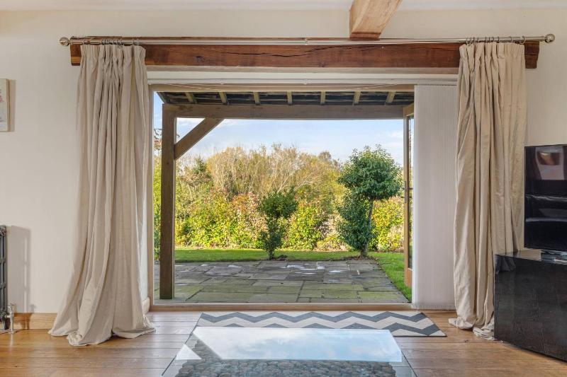 Amazing country retreat hot tub - image 3