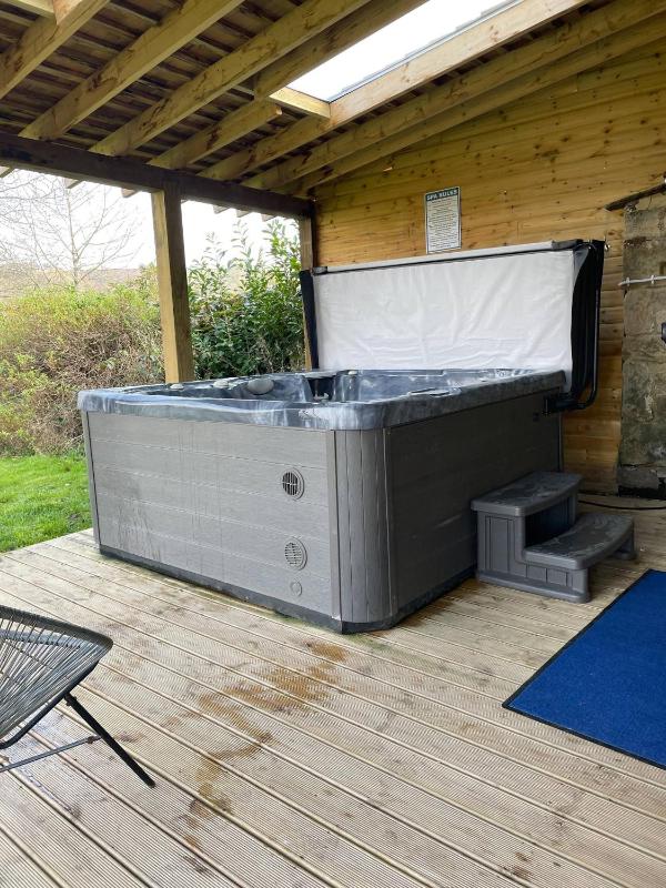 Amazing country retreat hot tub - image 16