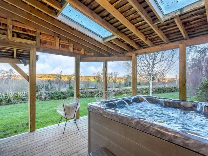 Amazing country retreat hot tub - image 30