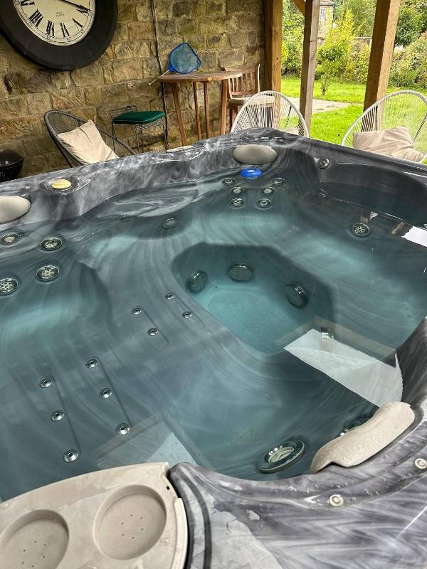 Amazing country retreat hot tub - image 33