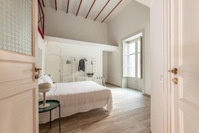 Central City Apartment by Wonderful Italy - image 15
