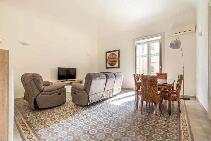 Central City Apartment by Wonderful Italy - image 2