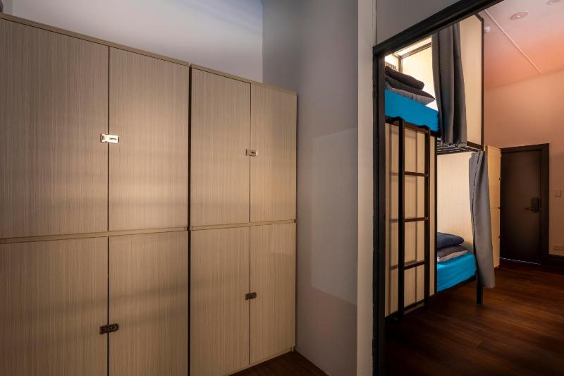Capsule Hostel Perth - note - Valid passport required to check-in - image 15