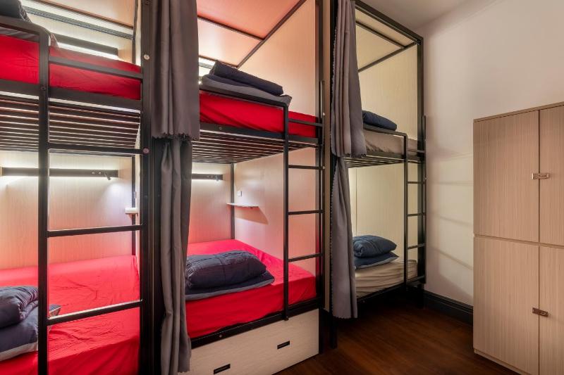 Capsule Hostel Perth - note - Valid passport required to check-in - image 3