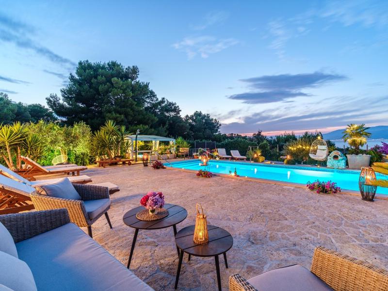 Seaside luxury villa with a swimming pool Mirca Brac - 16183 - image 2